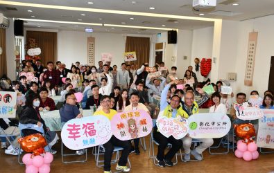 用解謎認識彼此，用互動拉近距離，彰化市公所13日在南瑤宮舉辦實境解謎聯誼，為80位單身男女牽起幸福紅線。（彰化市公所提供）