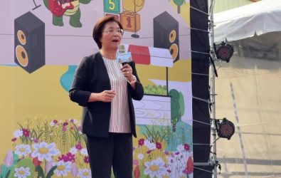 2025社頭織襪芭樂觀光節熱鬧登場，人潮擠爆會場，織襪業者祭出大折扣清庫存，民眾大包小包滿載而歸。（記者陳雅芳攝）