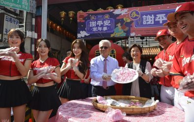 傳承農村歲末酬神文化，2025年「永靖謝平安家年華」13、14日舉行，透過遶境、搓湯圓凝聚地方情感，吸引破萬人潮參與。（記者陳雅芳攝）