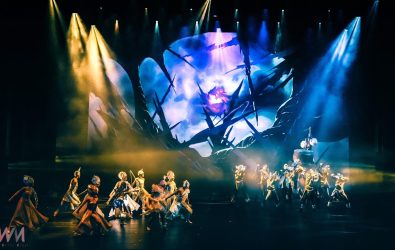 以島嶼神話為創作靈感，透過奇幻敘事與跨界舞台語彙，帶領觀眾展開一段關於愛、勇氣與光明的冒險旅程。（圖／雲林縣政府提供）