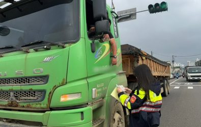 1141214-211防制大型車事故　平鎮警嚴正執法結合宣導雙管齊下。