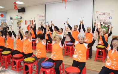 新北市愛笑瑜珈協會光榮站表演空靈鼓蒼海一聲笑