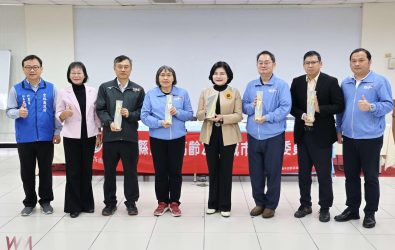 雲林縣政府今（15）日主管會報，張麗善縣長接受縣府團隊獻獎並頒發協助非洲豬瘟有功等團體獎座。（圖／記者蘇榮泉攝）