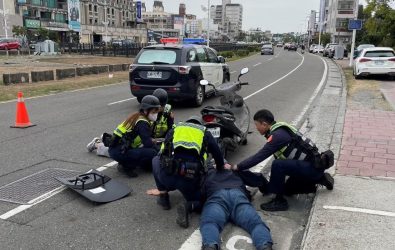 演練過程逼真，讓現場不知情提款民眾誤以為真實案件發生，立即撥打110報案。（圖/嘉義市警察局提供）