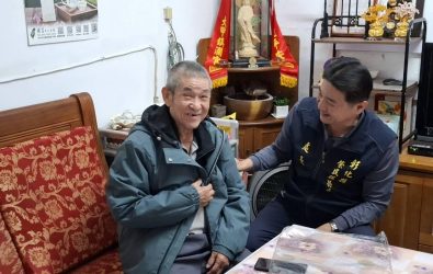 彰化縣榮民服務處長邱文俊帶隊，訪視經濟弱勢榮民眷，親手贈送禦寒外套，提醒長輩注意保暖及居家安全。（彰化榮服處提供）