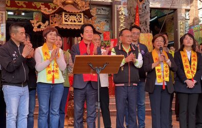 溪湖鎮24年一次建醮大典將於12月29日至明年1月4日舉行，總統賴清德今日下午蒞臨永安宮與福安宮參香祈福，並贈匾「神威顯赫」。（記者陳雅芳攝）